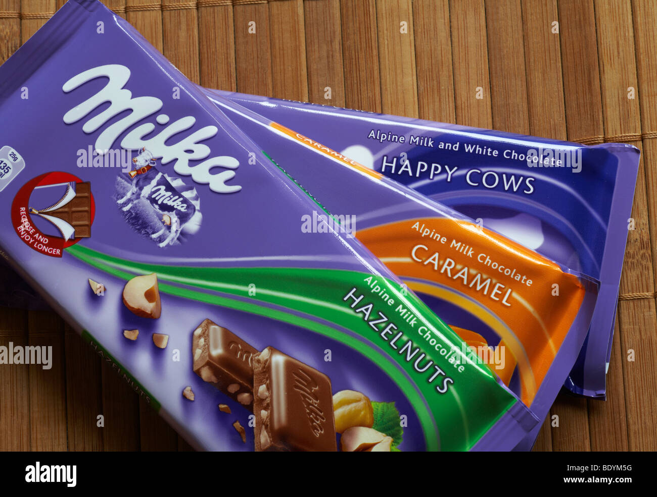 Trio de chocolat Milka par Kraft Foods - Alpine du chocolat au lait caramel, noisettes et chocolat blanc happy cows Banque D'Images