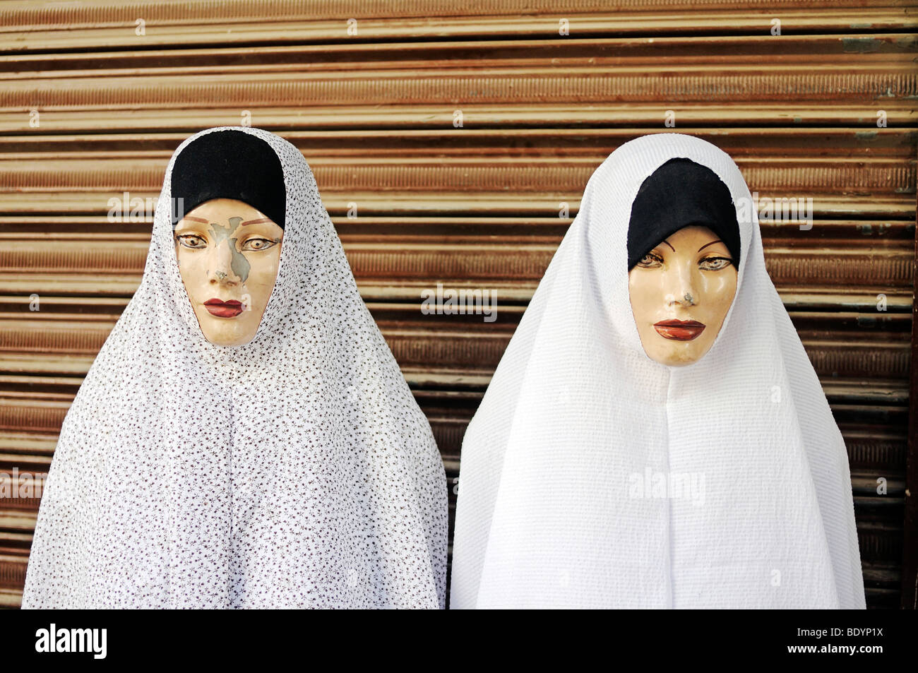Foulards de tête à la mode dans la vieille ville, le Souk, le Souk de Damas, en Syrie, au Moyen-Orient, en Asie Banque D'Images