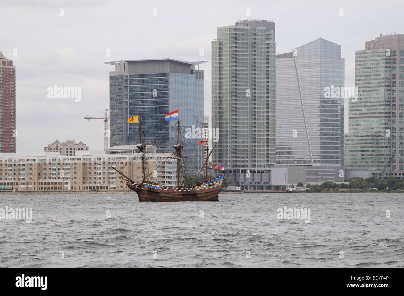 Une réplique de la moitié Maen, le navire sur lequel Henry Hudson et son équipage est entré dans le port de New York il y a 400 ans. Banque D'Images