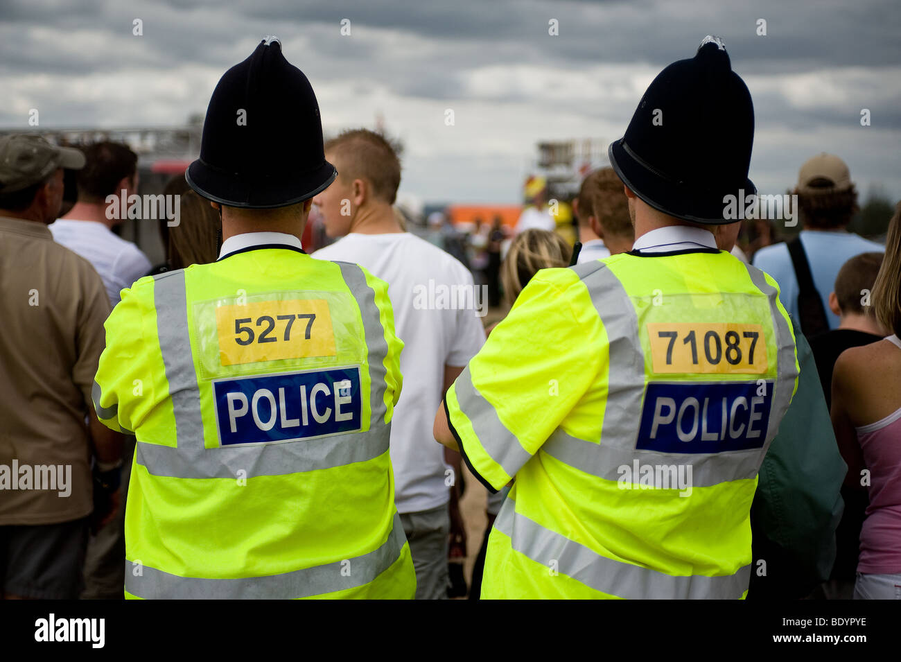 Deux agents de police en service Essex debout dans une foule de gens. Photo par Gordon 1928 Banque D'Images