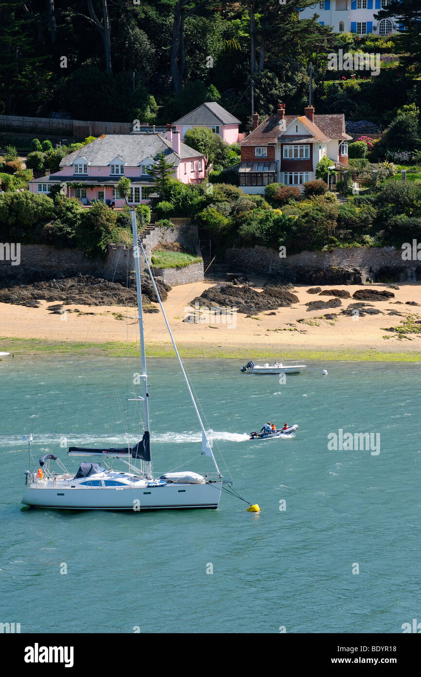 Yachts amarrés sur l'estuaire à Salcombe, Devon, Angleterre Banque D'Images