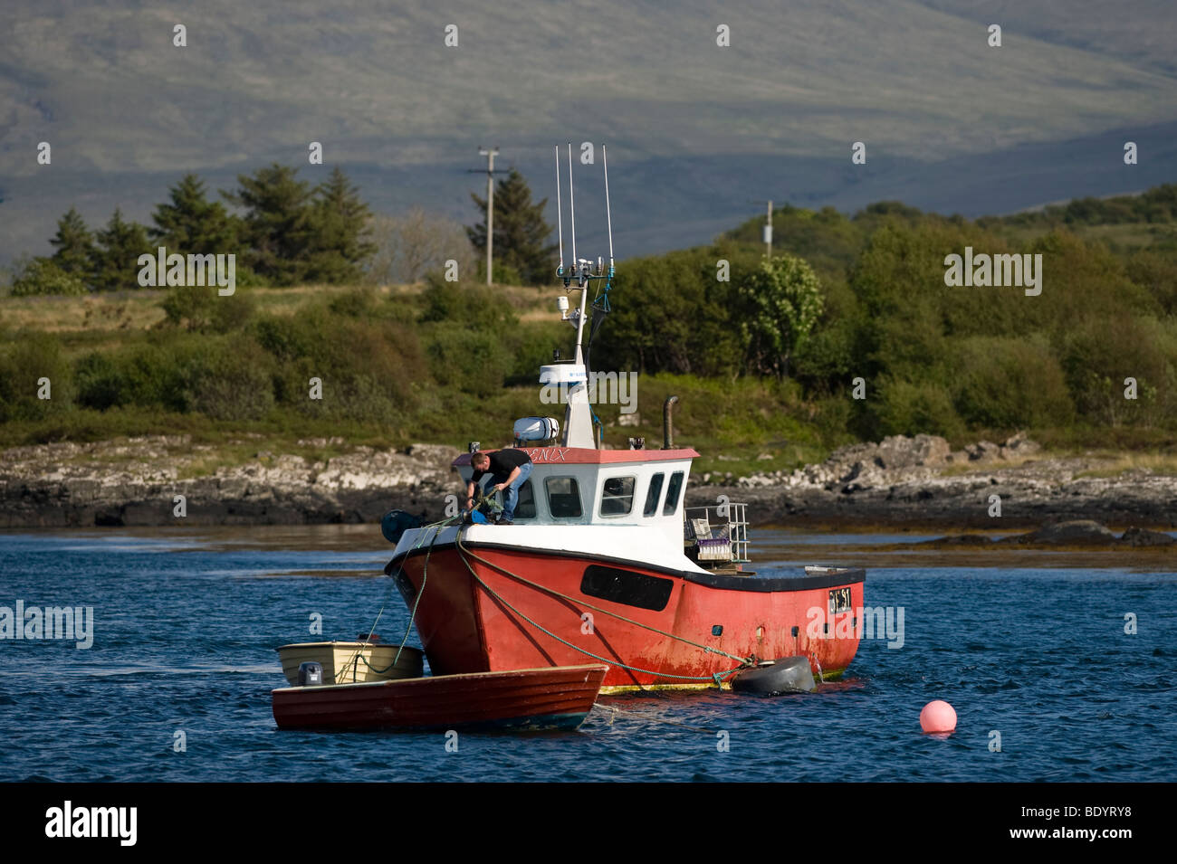 Bateau de pêche dans la baie entre l'île de Mull et Ulva, Écosse, Royaume-Uni, Europe Banque D'Images