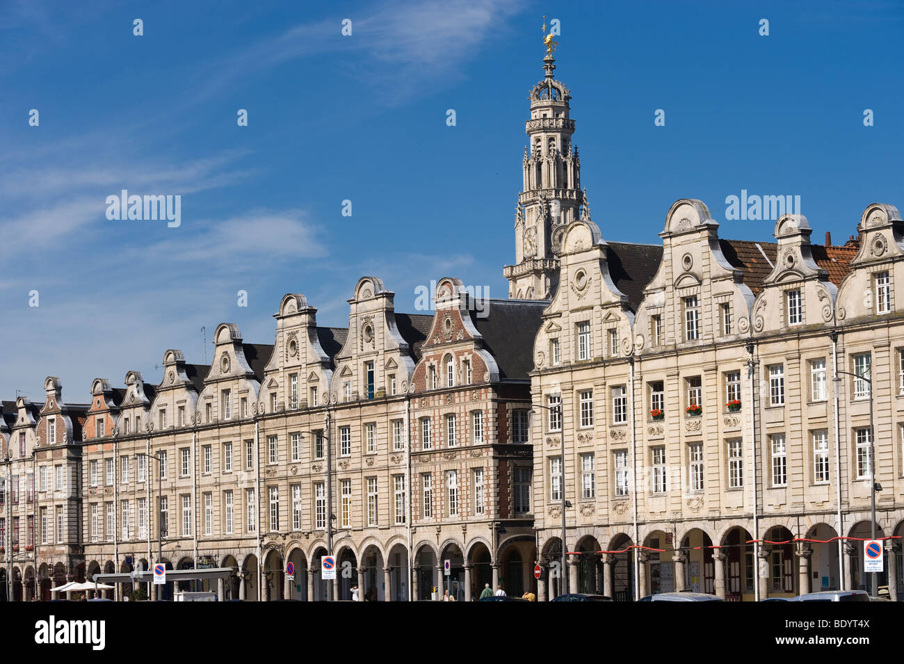 Les maisons et Hôtel de Ville Tour, Grand Place, Arras, Nord Pas-de-Calais, Normandie, France, Europe Banque D'Images