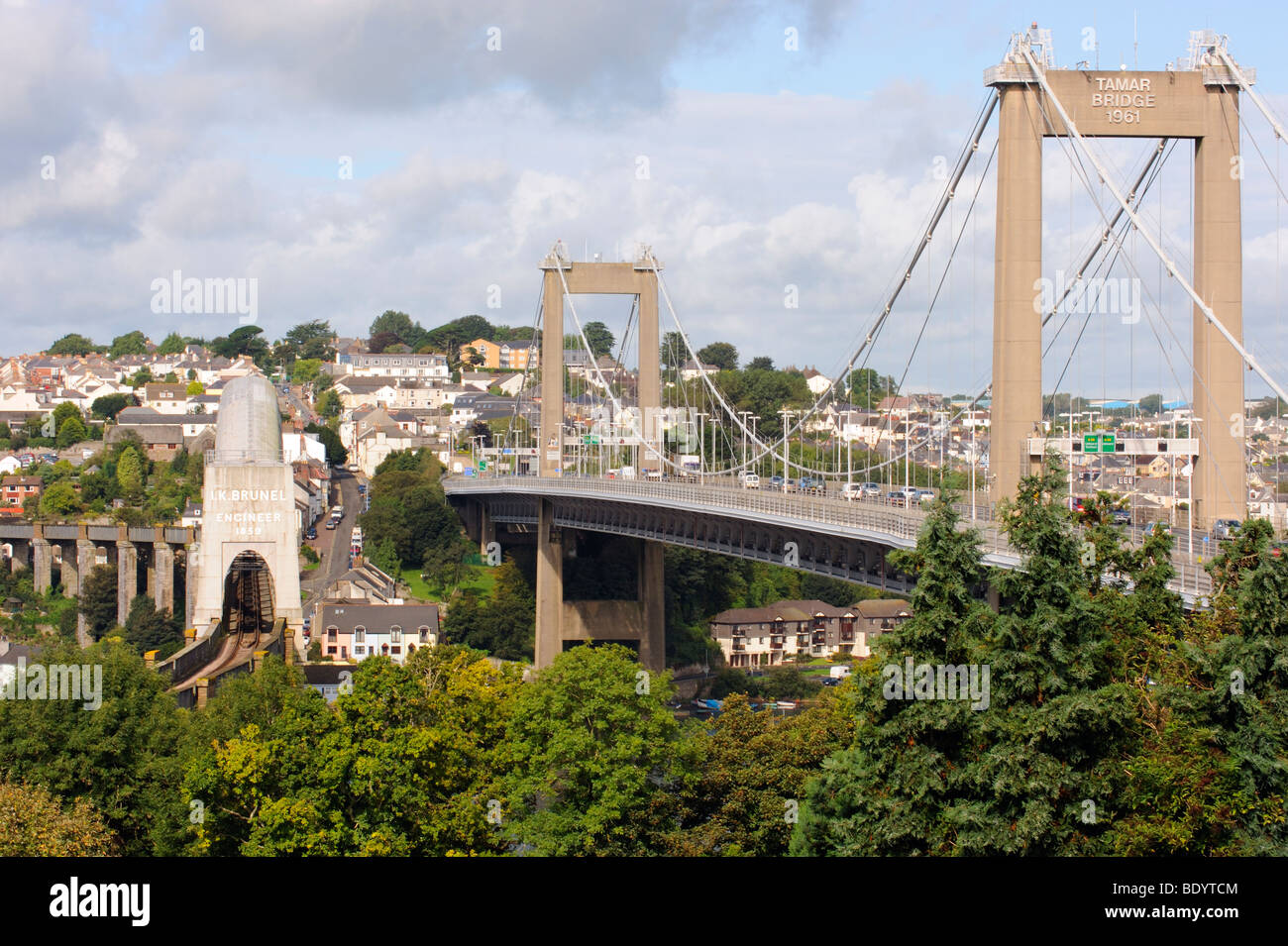 Brunel le pont de chemin de fer et route moderne pont sur la Rivière Tamar à Plymouth, dans le Devon (Angleterre) Banque D'Images