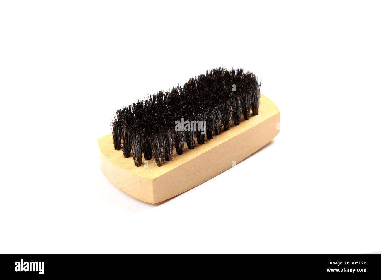 Brosse en bois pour le nettoyage de vêtements isolé sur fond blanc. Banque D'Images