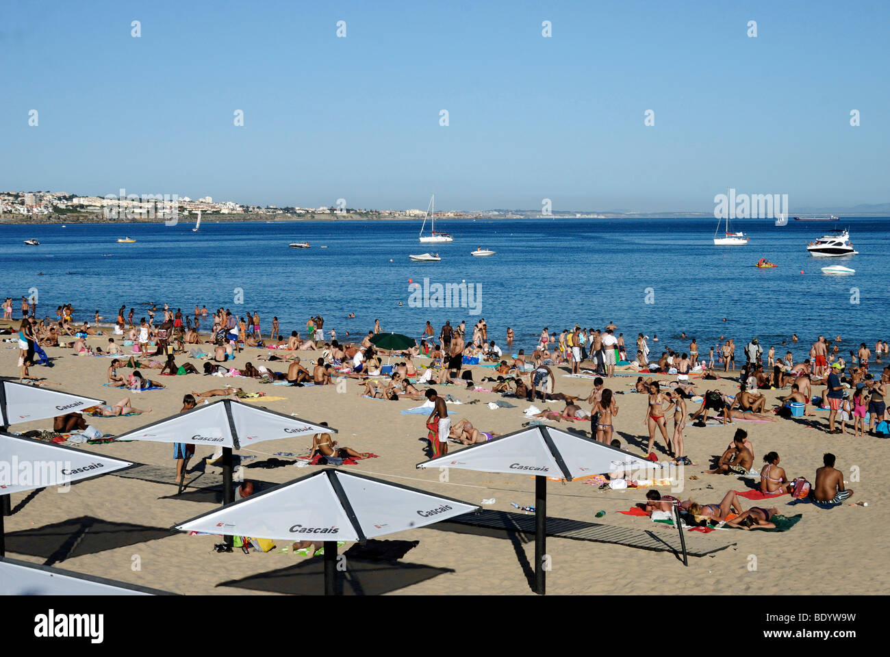 Les baigneurs sur une plage à Cascais près de Lisbonne, Portugal, Europe Banque D'Images