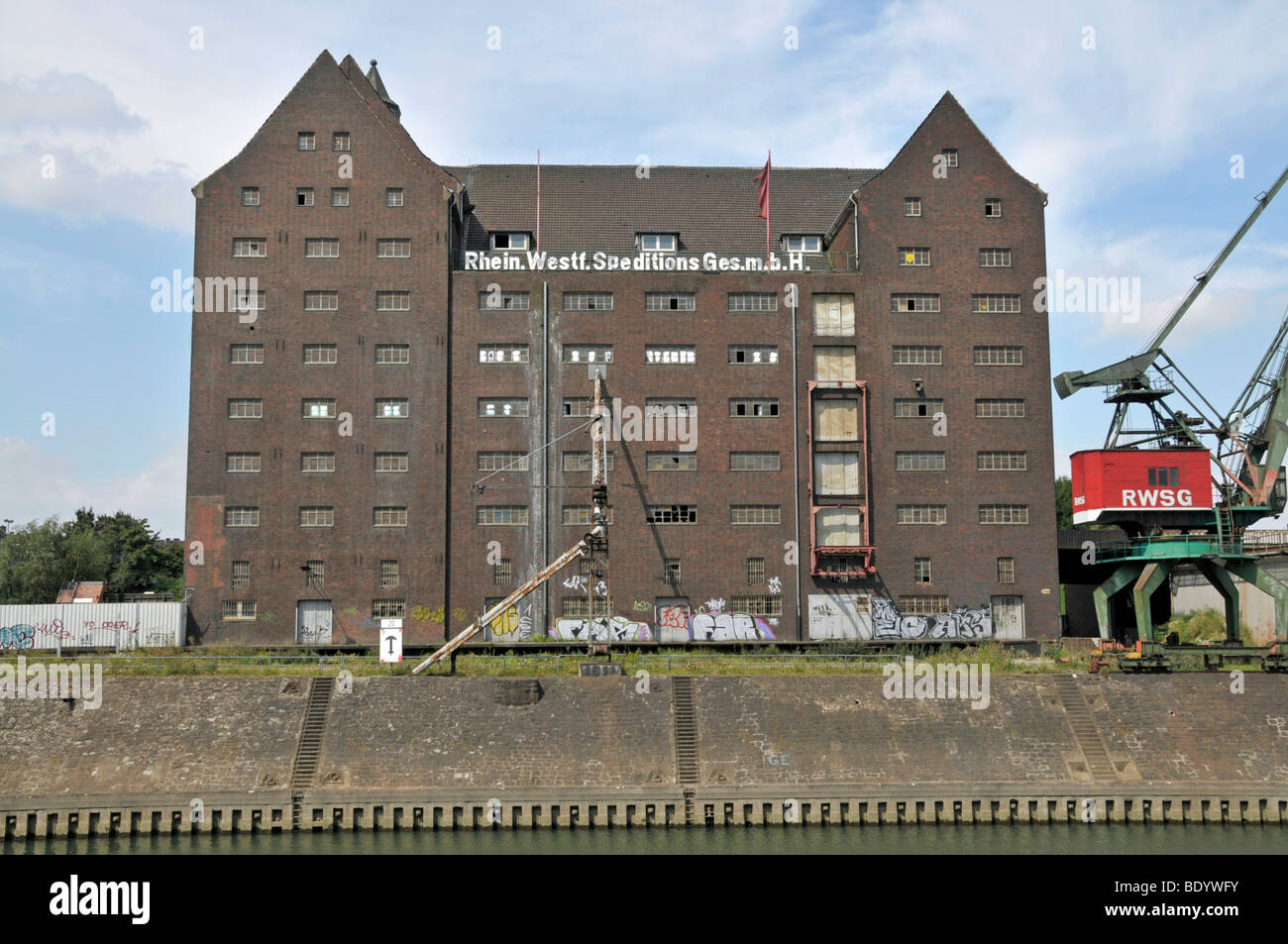 Entrepôt désaffecté RWSG et une grue portuaire, futur site des Archives d'état de NRW, Inner Harbour, Duisburg, Amérique du Rhine-Westp Banque D'Images