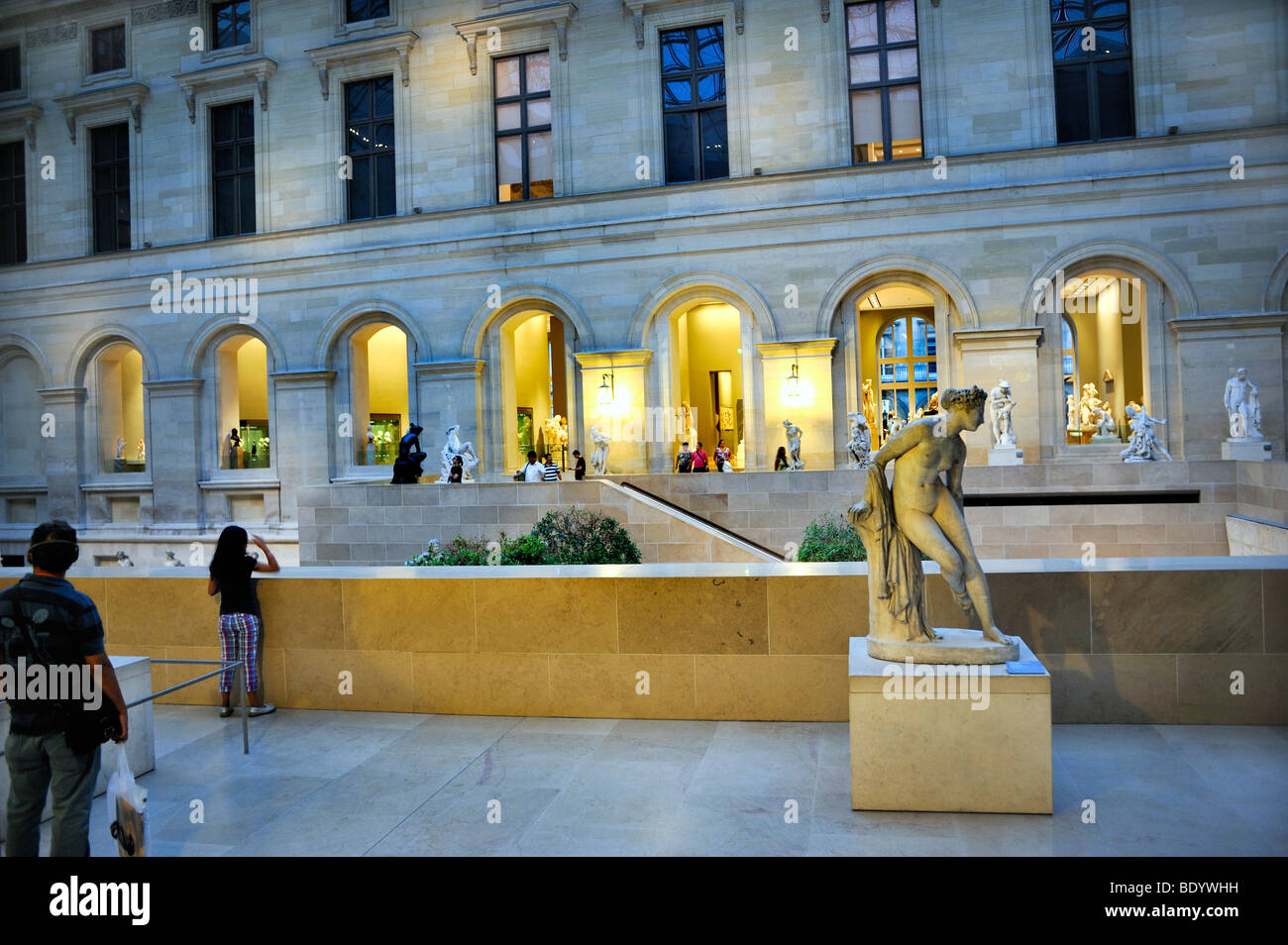 Paris, France - intérieur de l'atrium, du musée du Louvre, de la cour de sculpture, de l'aile Richelieu, des statues de musée Banque D'Images