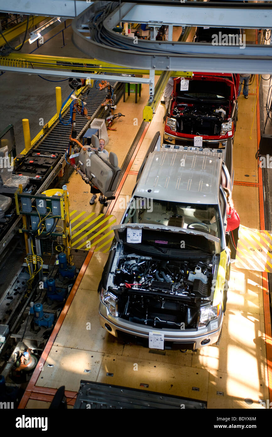 Un travailleur d'usine porte garnitures intérieures à un F-150 camions Ford à l'usine d'assemblage final de River Rouge Banque D'Images