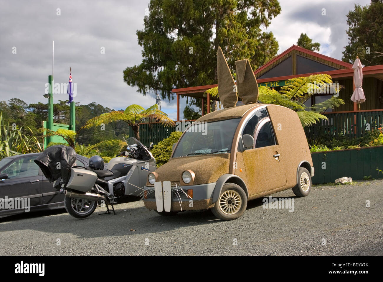 Habillé de voiture pour ressembler à un lapin, Top O Le Dôme Cafe, Waiwhiu, Nouvelle-Zélande. Banque D'Images