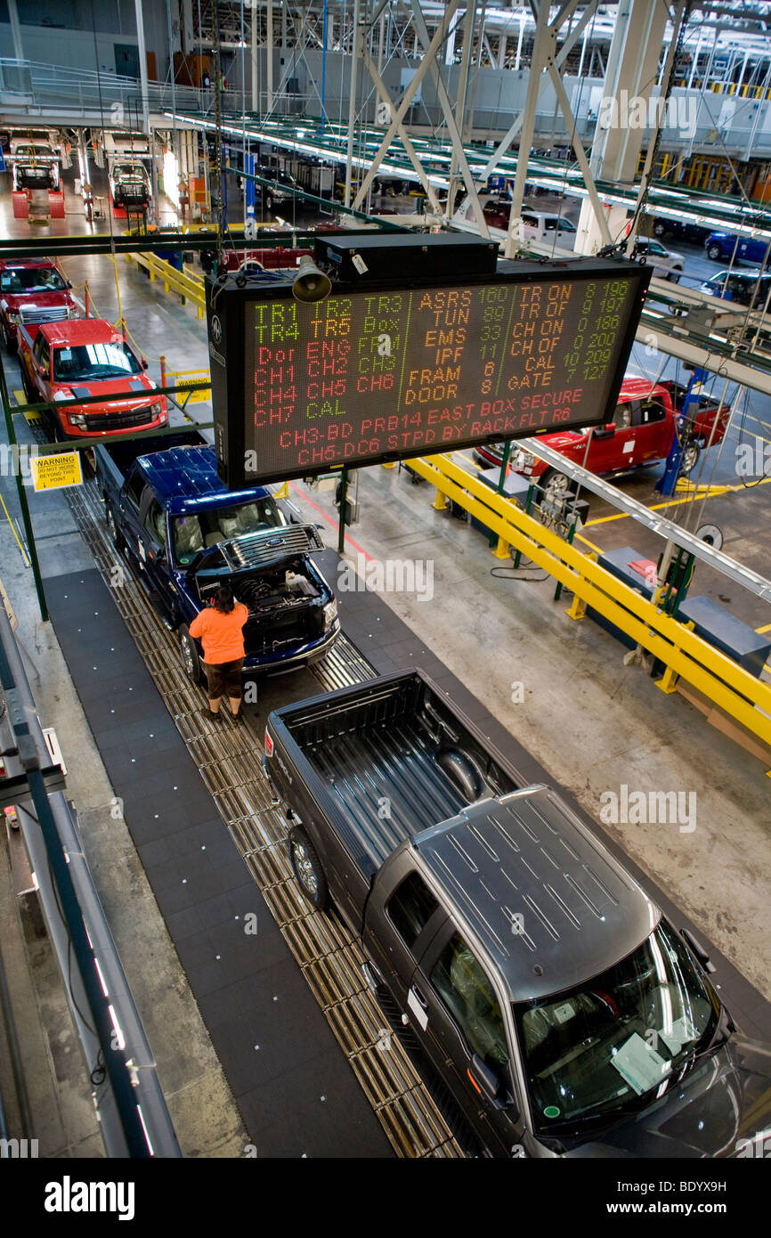 Terminé F-150 camions déplacer vers le bas la ligne de production par les lumières de l'inspection finale de la rivière Ford Roug Banque D'Images