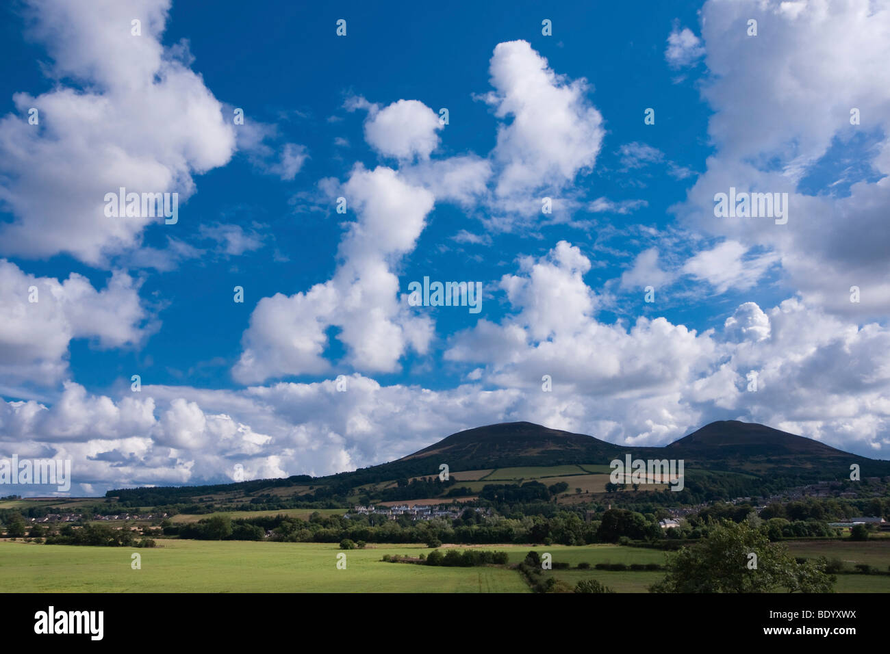 L'Eildon Hills en été vu de Gattonside Scottish Borders Banque D'Images