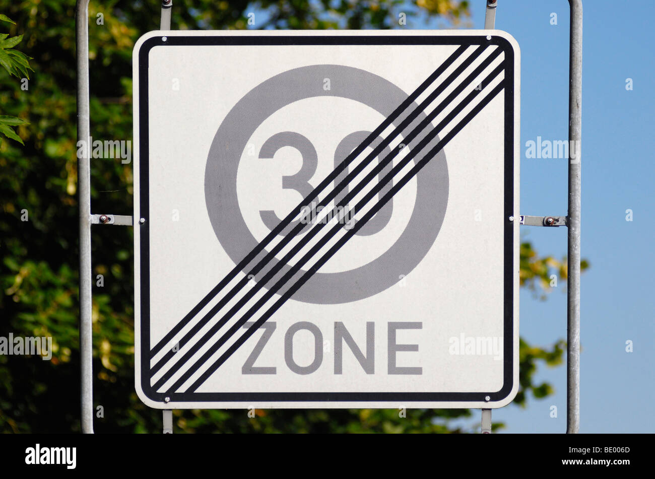 Panneau de limite de vitesse zone 30 Banque de photographies et d ...