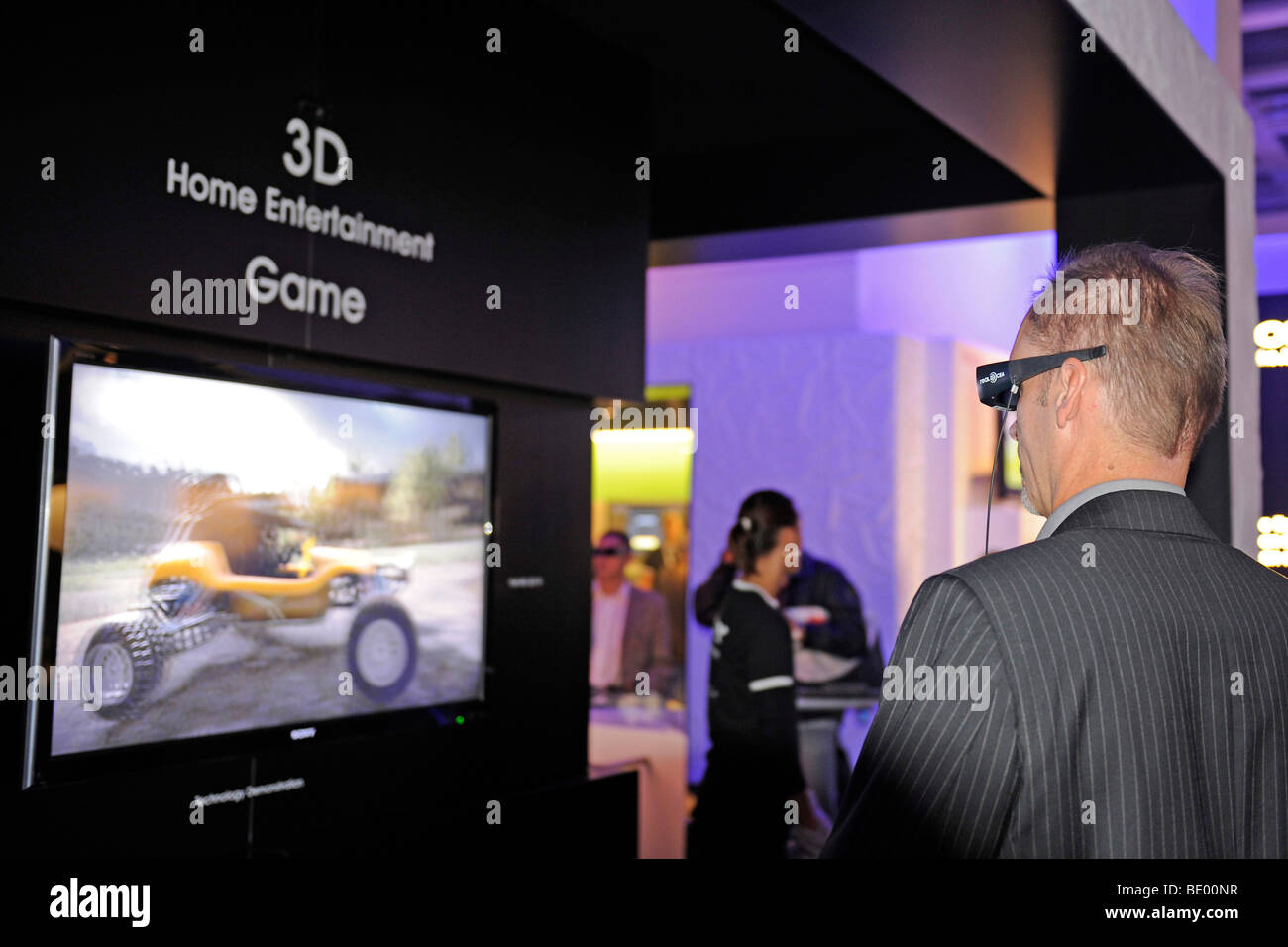 Visiteur à regarder la TV 3D de Sony à l'IFA Internationale Funkaustellung Consumer Electronics Fair 2009 à Berlin, Allemagne, Euro Banque D'Images