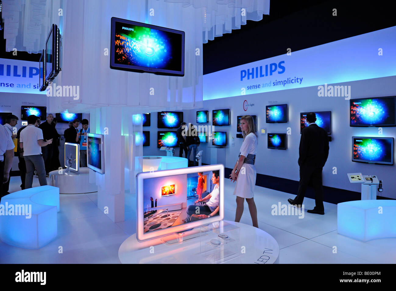 Les écrans de télévision par Philips à l'IFA Internationale Funkaustellung Consumer Electronics Fair 2009 à Berlin, Allemagne, Europe Banque D'Images