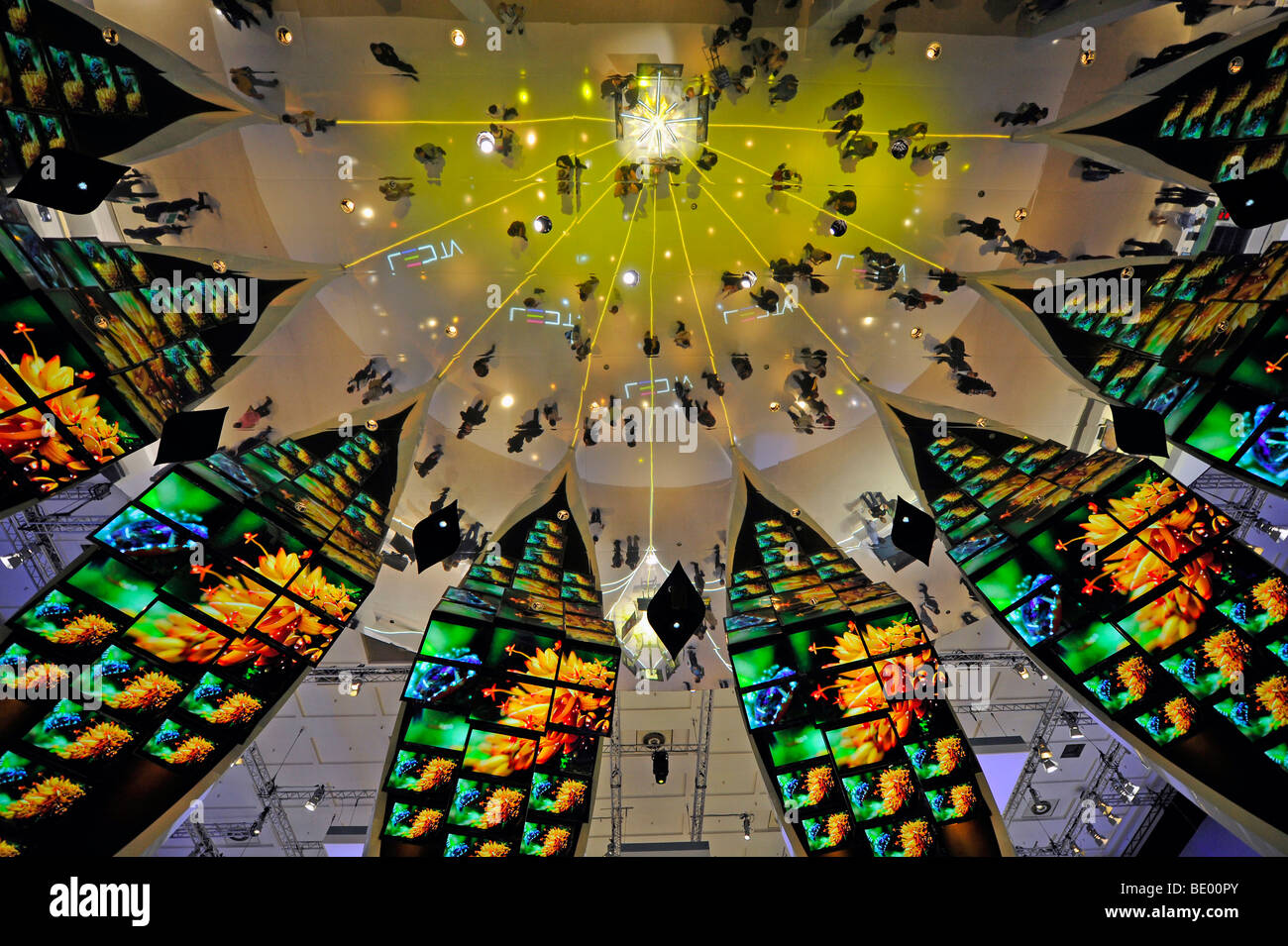 Lumière dans la salle d'exposition de Samsung à l'IFA Internationale Funkaustellung Consumer Electronics Fair 2009 à Berlin, Banque D'Images