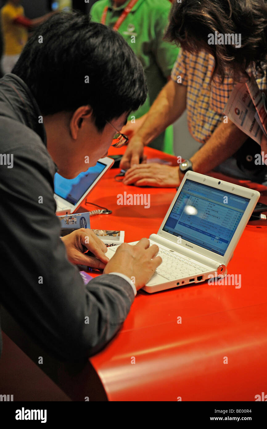 Visiteur intéressé par un mini-ordinateur portable, netbook, à l'IFA Internationale Funkaustellung Consumer Electronics Fair 2009 à Berl Banque D'Images