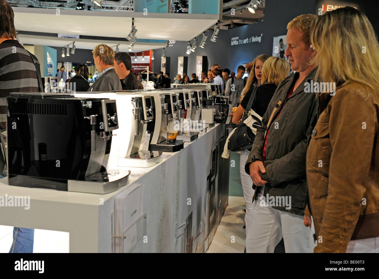 Les visiteurs qui cherchent à café automatiques lors de l'IFA Internationale Funkaustellung Consumer Electronics Fair 2009 à Berlin, Allemagne, Banque D'Images