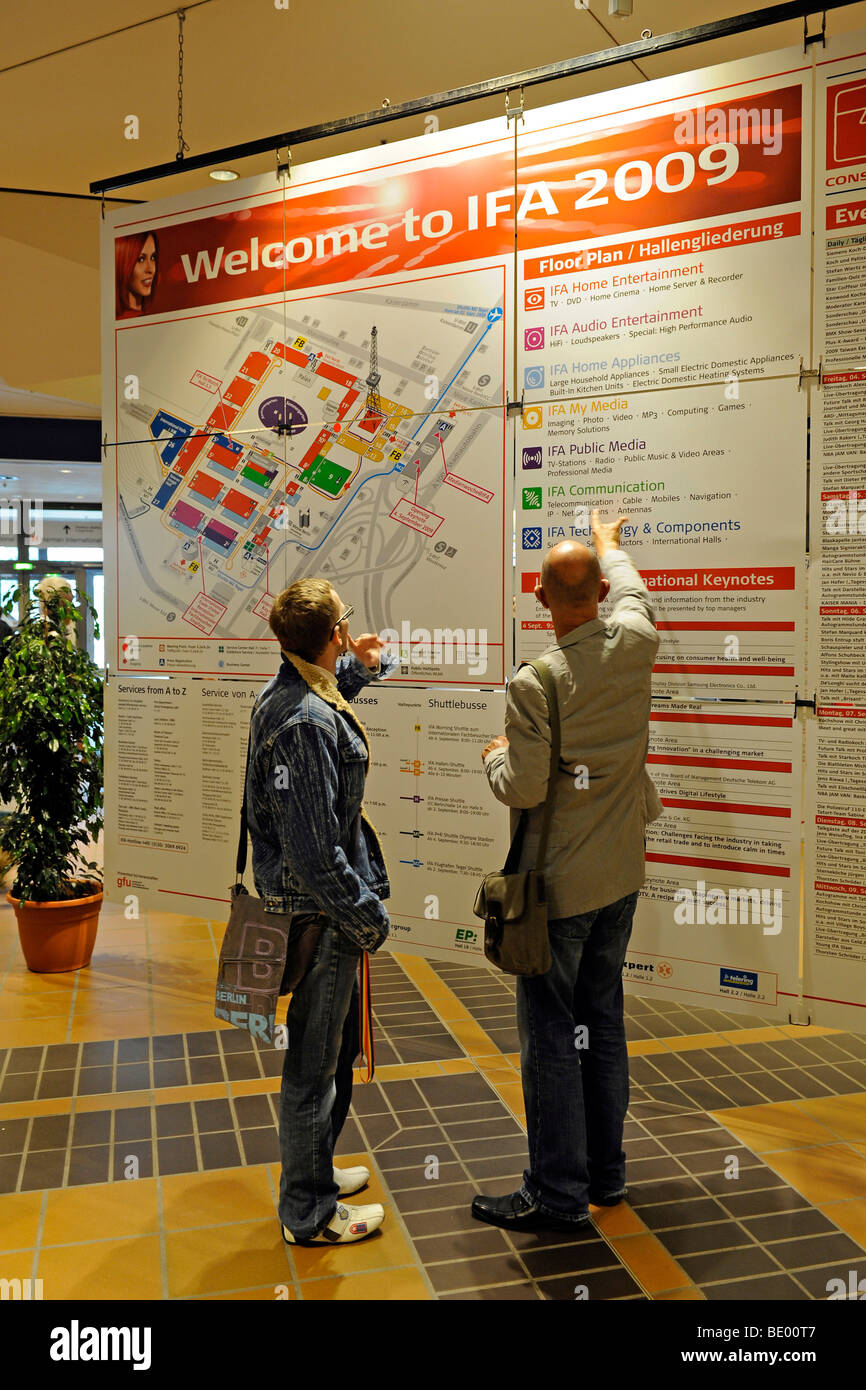 Les visiteurs à la recherche d'un plan d'étage de l'IFA Internationale Funkaustellung Consumer Electronics Fair 2009 à Berlin, Allemagne, Union européenne Banque D'Images