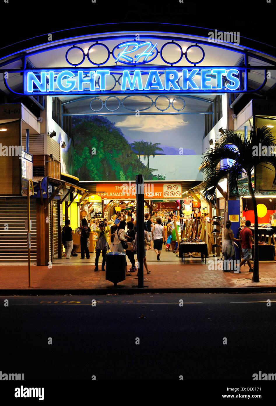 Marchés de nuit, scène de nuit shopping mall, Cairns, Queensland, Australie Banque D'Images