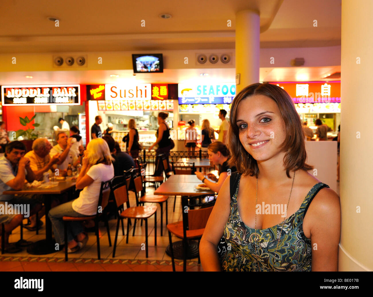 Jeune femme, du marché international des produits alimentaires du marché la nuit, Cairns, Queensland, Australie Banque D'Images