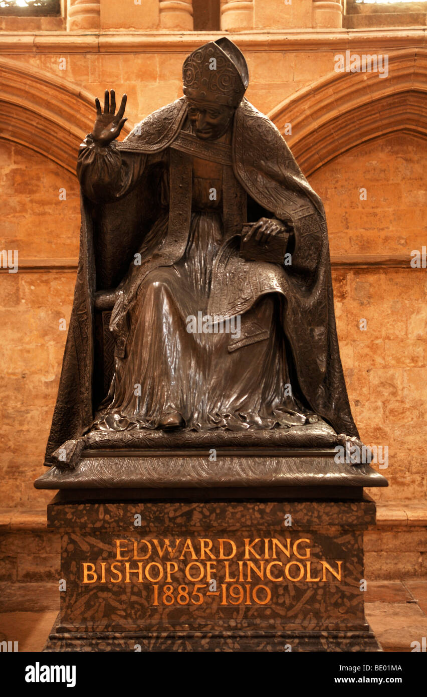 Statue du Roi Édouard évêque de Lincoln, 1889-1910, la cathédrale de Lincoln ou cathédrale St Mary, 12e et 13e siècle, Gothic-Ro Banque D'Images