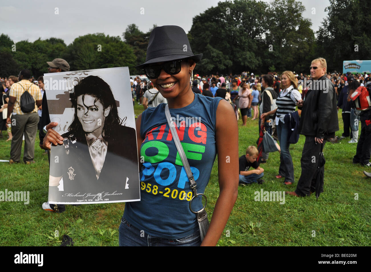 Jeune femme assiste à la fête d'anniversaire de Michael Jackson à Brooklyn NY Banque D'Images