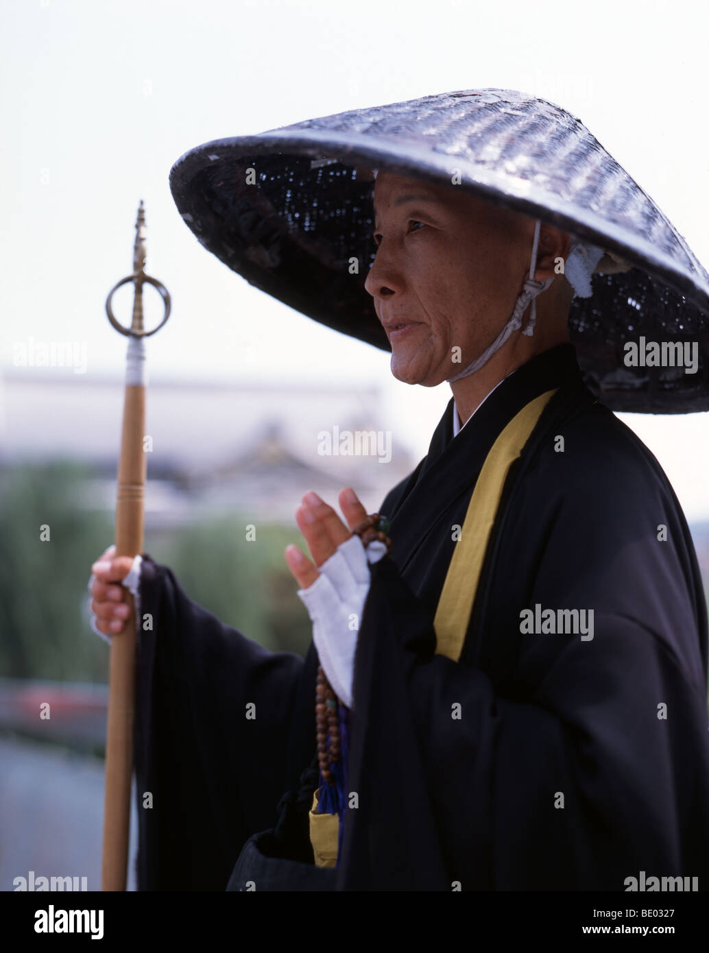 Moine femelle à Kyoto, au Japon. La tenue du personnel, le port d'un shakujo gasa (une sorte de chapeau de paille de riz) Banque D'Images