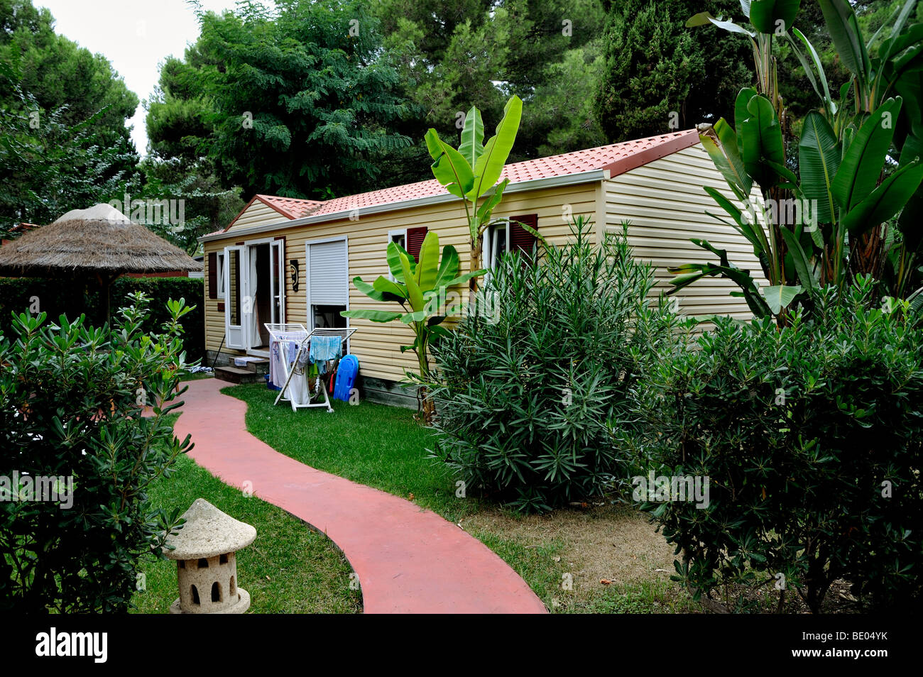 Canet-en-Roussilon, France, en Camping en France, 'Le Bra-silia', '4 étoiles', 'Village' Cottage Okavango Banque D'Images