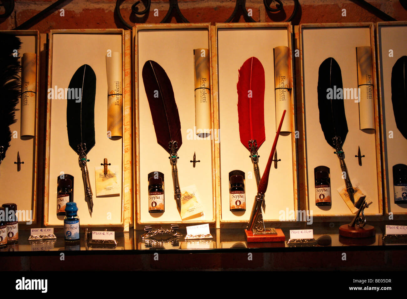 Les couvercles de plumes pour l'écriture dans un magasin à Venise, Italie. Banque D'Images