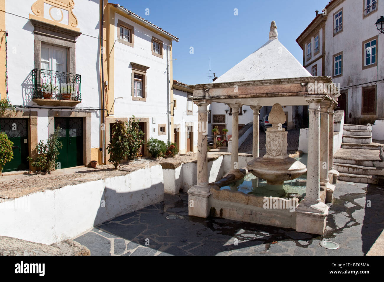 Fonte da Vila (fontaine de la ville) dans le quartier juif de Castelo de Vide, district de Portalegre, Portugal. Fontaine du 16ème siècle. Banque D'Images