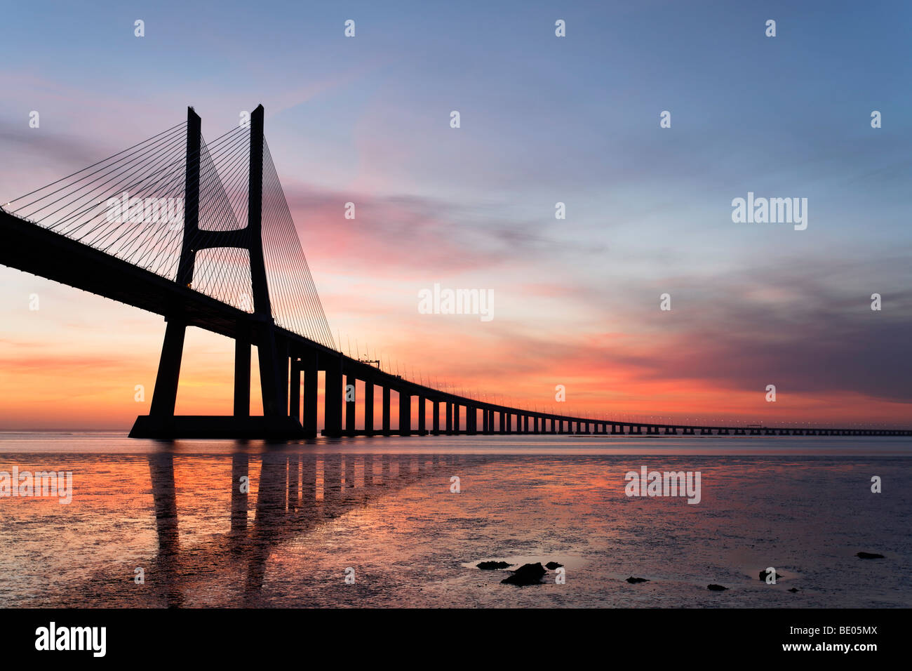 Pont Vasco da Gama au lever du soleil Banque D'Images