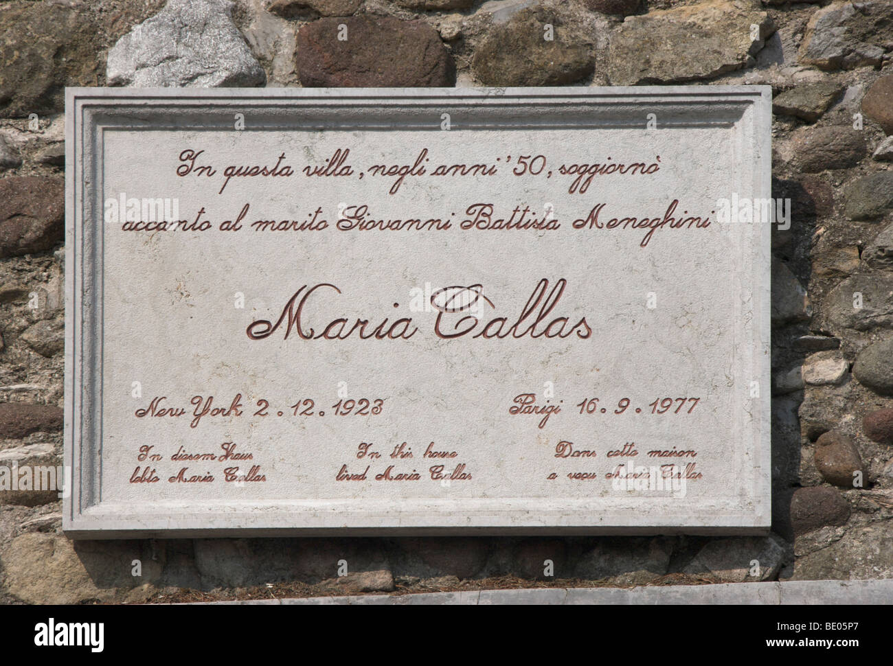 Plaque commémorative à l'extérieur d'une maison à Sirmoine, Garda, Italie indiquant dans cette maison vivait Maria Callas Banque D'Images