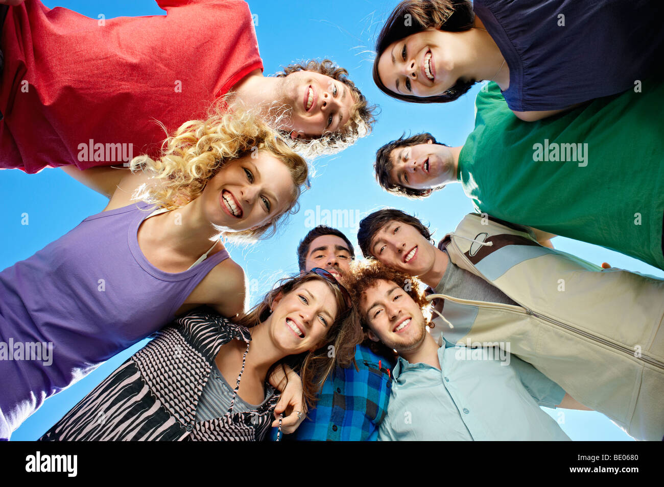 Portrait de huit jeunes gens heureux Banque D'Images