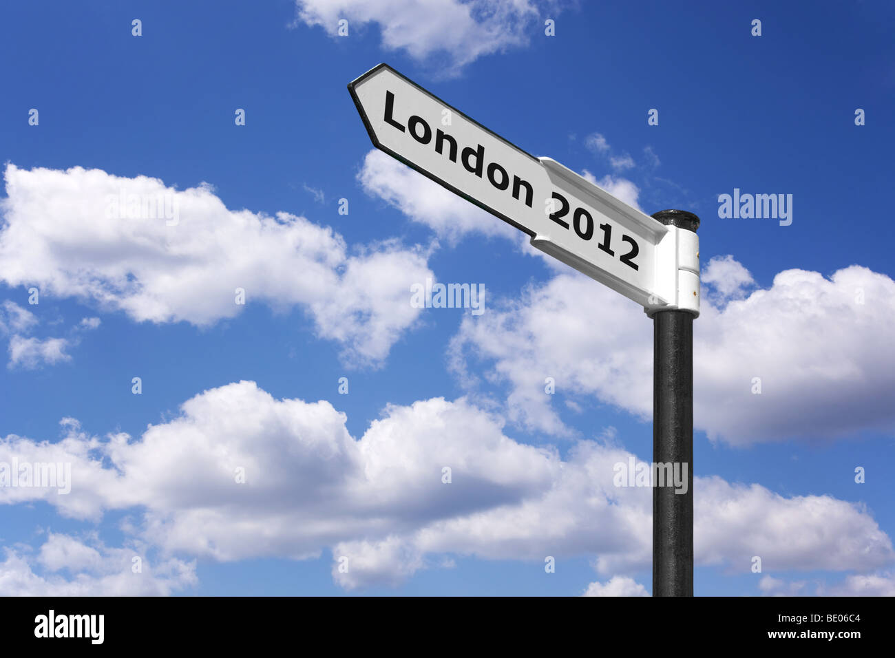 Panneau routier indiquant London 2012 le lieu et la date des prochains jeux Olympiques. Banque D'Images