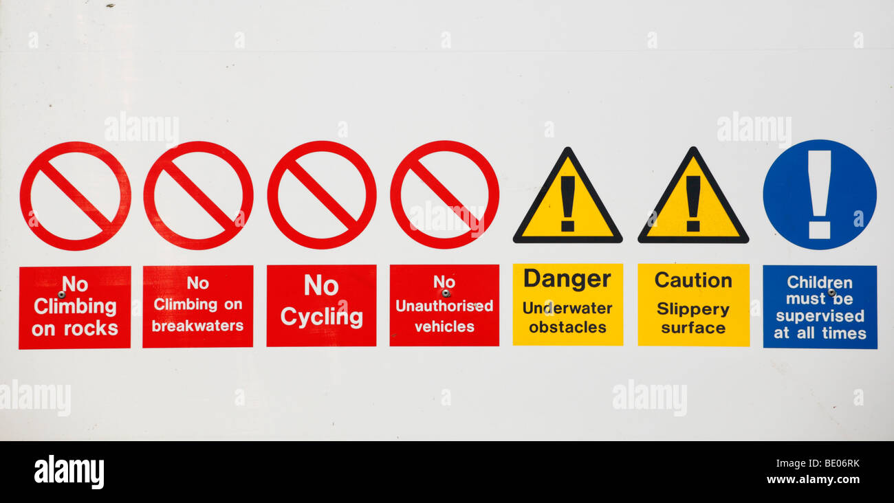 Un signe donnant une série de restrictions et avertissements à Heacham, Norfolk, Angleterre. Banque D'Images