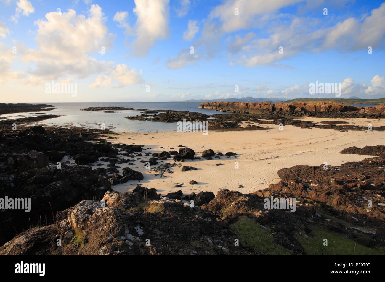 La plage à Port na Ba sur la côte nord-ouest de l'île de Mull, en Ecosse. Banque D'Images