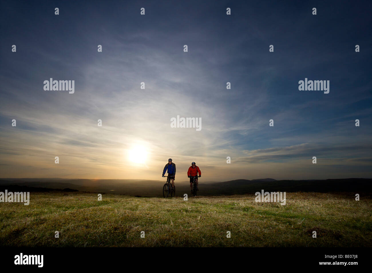 Deux cyclistes de montagne équitation ensemble. Banque D'Images