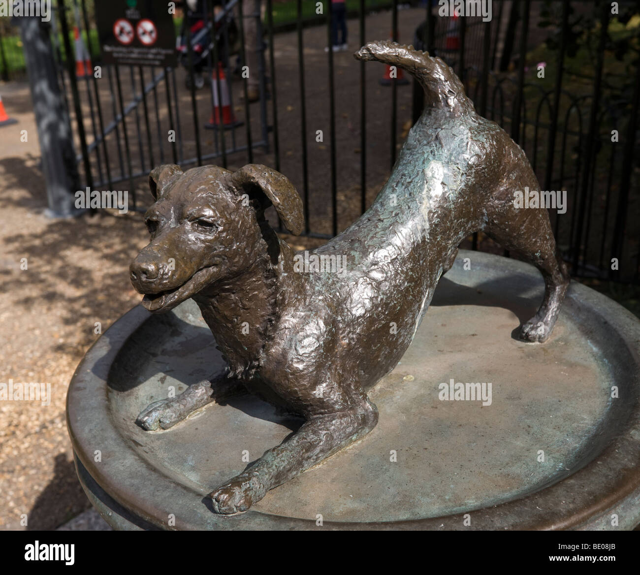 Statue de chien et d'abreuvoir aux animaux dans Hyde Park London GB UK Banque D'Images