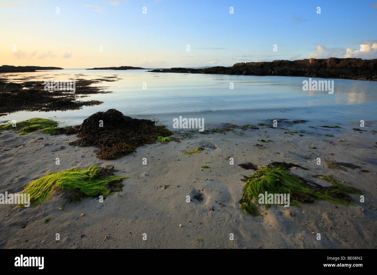 La plage à Port na Ba sur la côte nord-ouest de l'île de Mull, en Ecosse. Banque D'Images