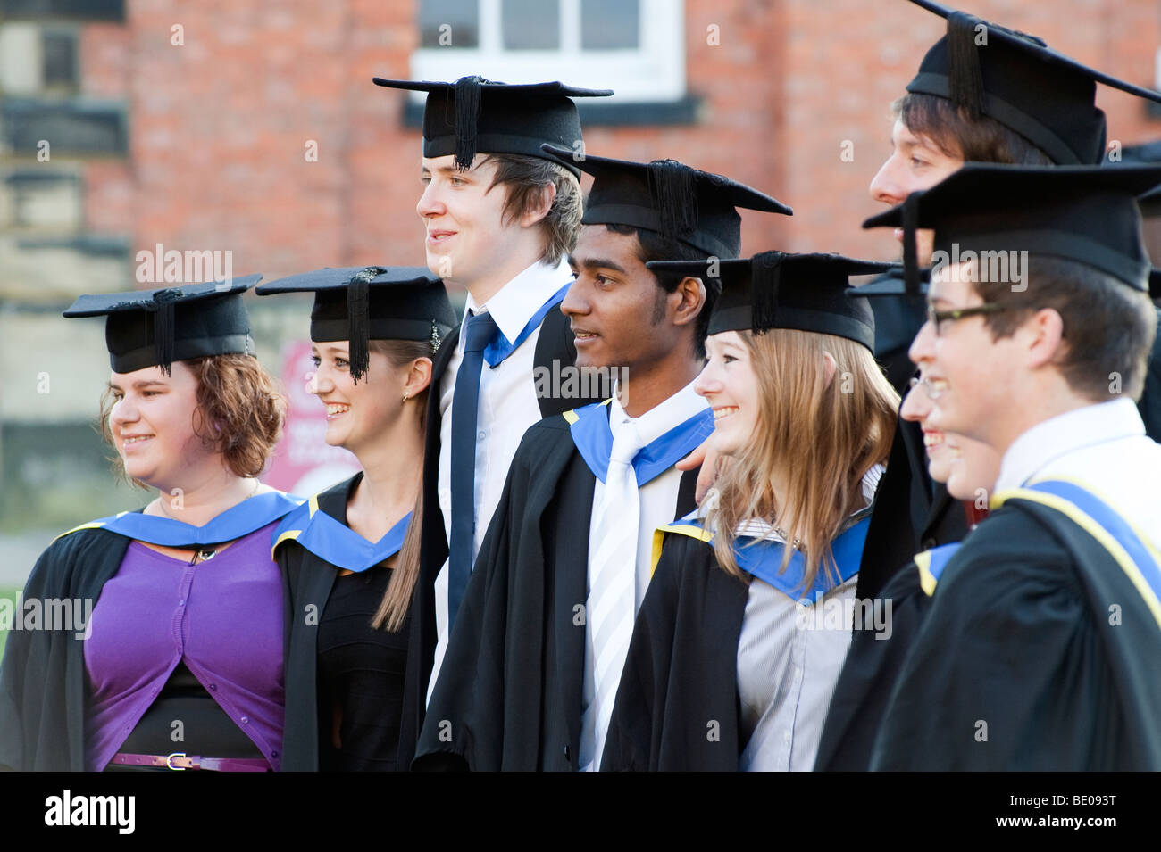 Les diplômés qui pose pour les photographes en graduation day Banque D'Images