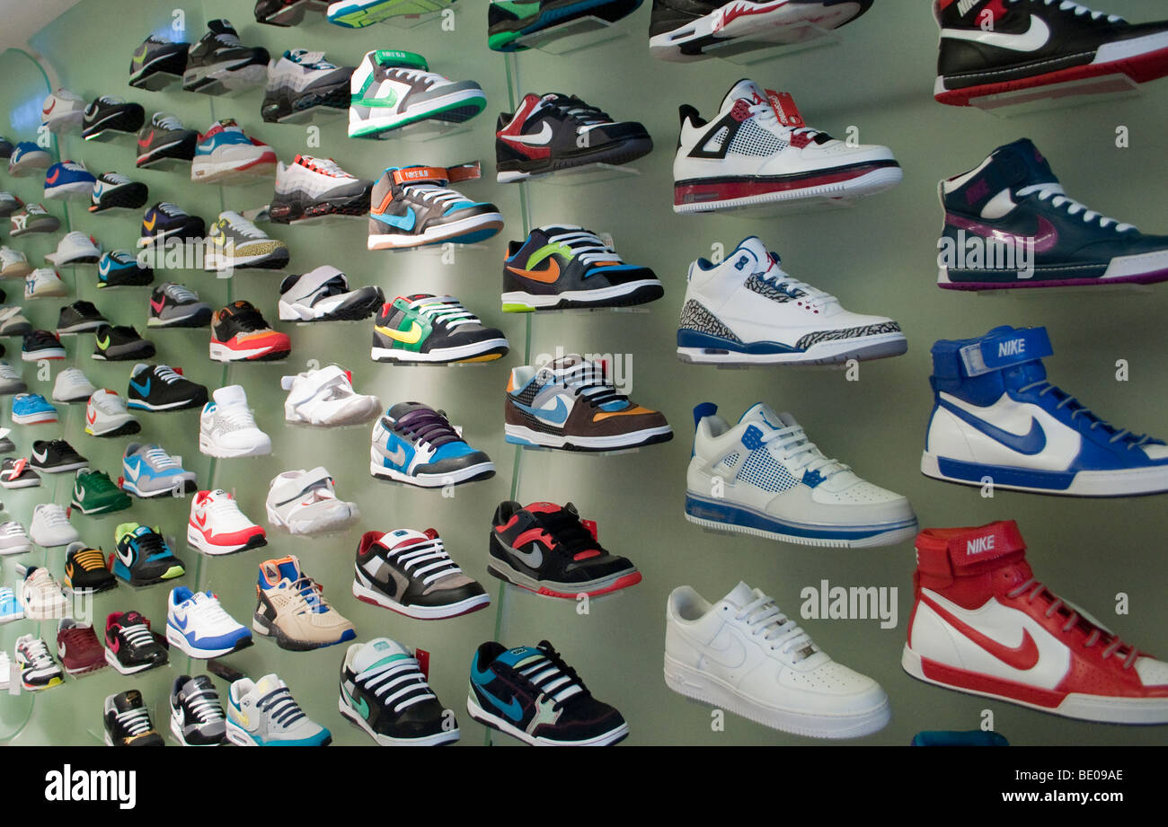 Les formateurs de Nike en exposition dans un magasin de chaussures Banque D'Images