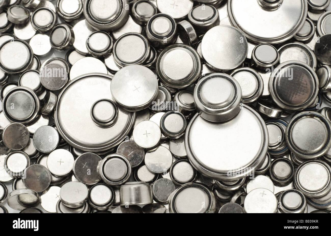 Image de fond de batteries au lithium de différentes tailles Banque D'Images