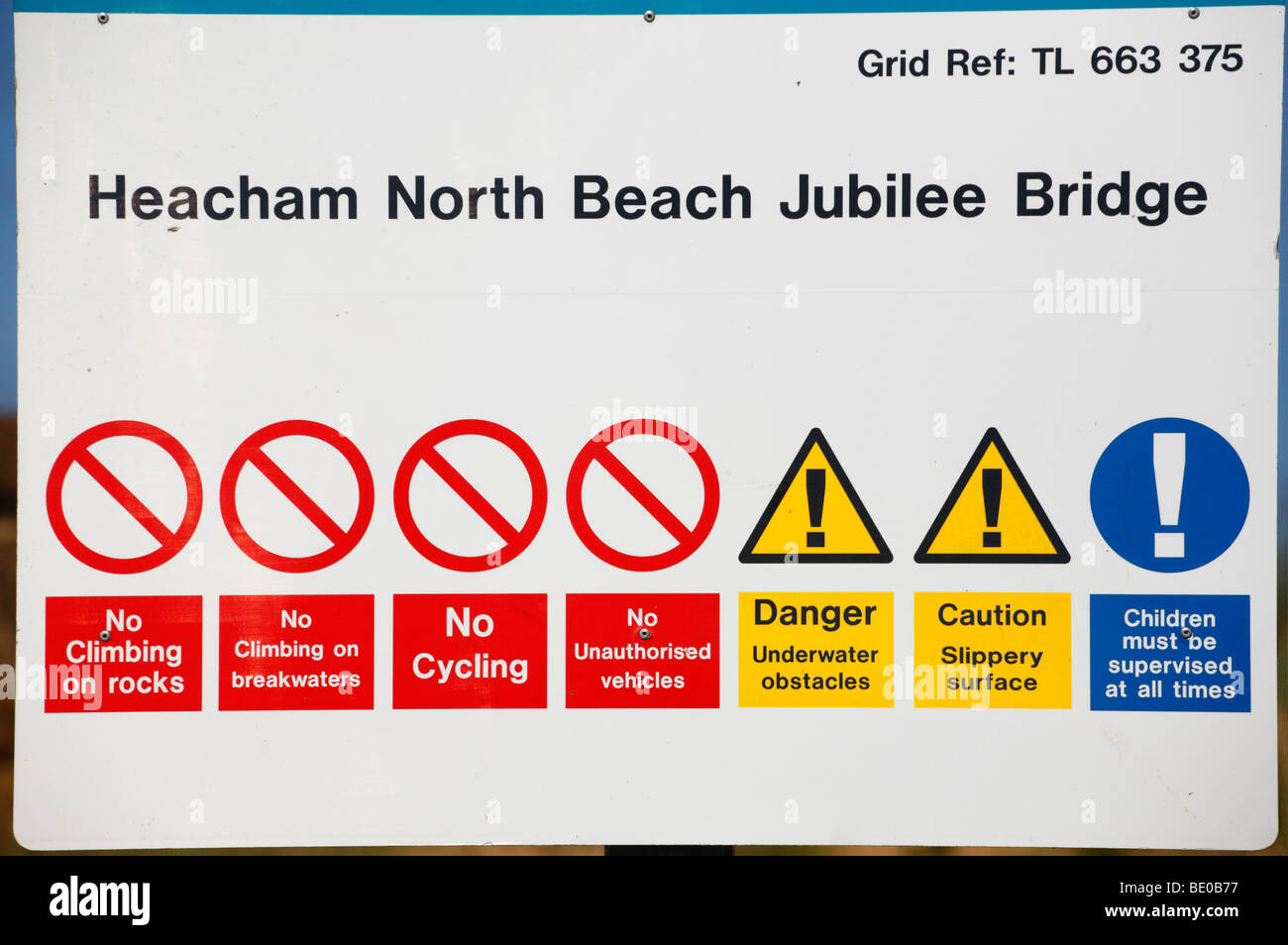 Un signe donnant une série de restrictions et avertissements à Heacham, Norfolk, Angleterre. Banque D'Images