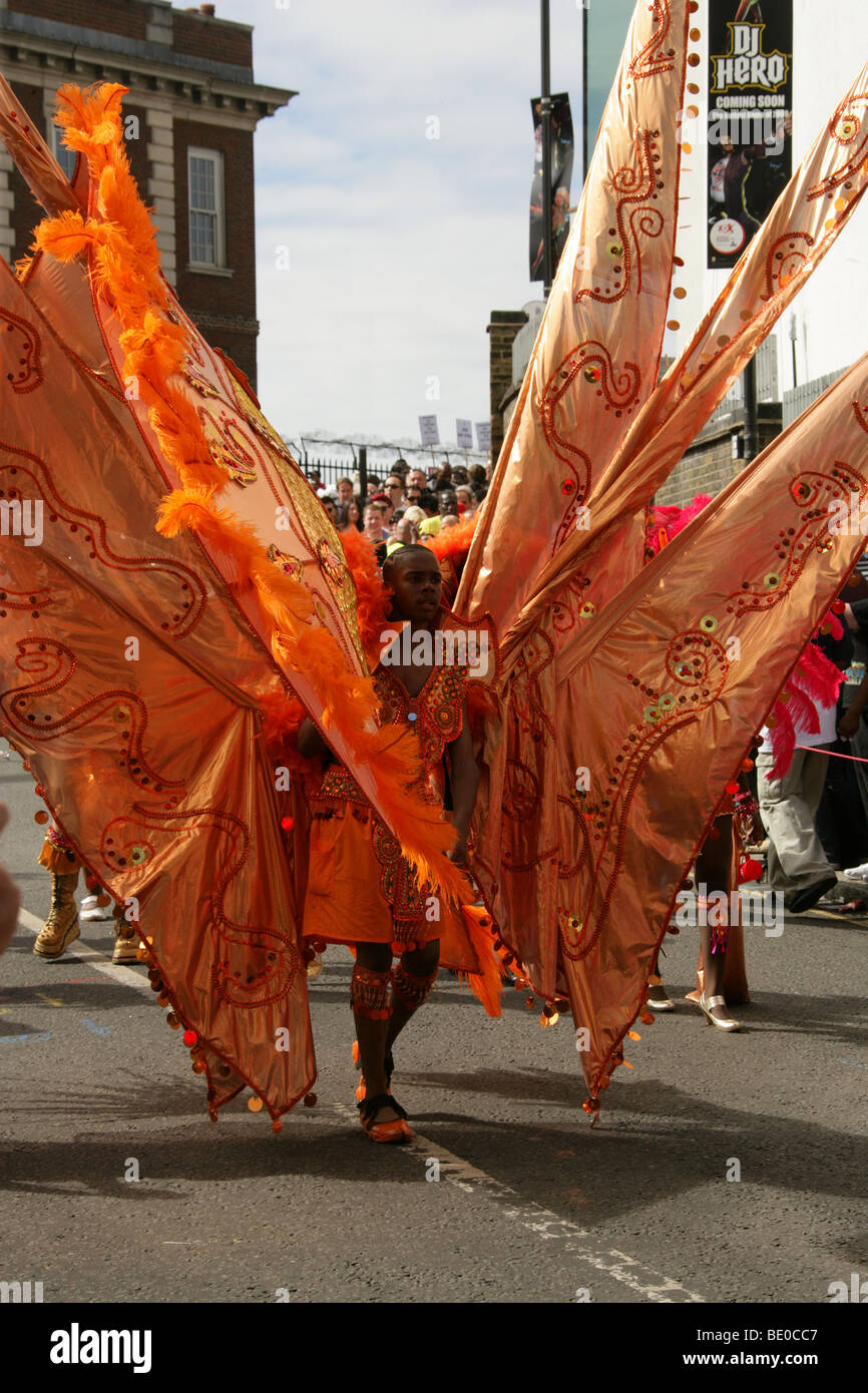 L'homme dans un costume de papillon orange dans le Notting Hill Carnival Parade 2009 Banque D'Images