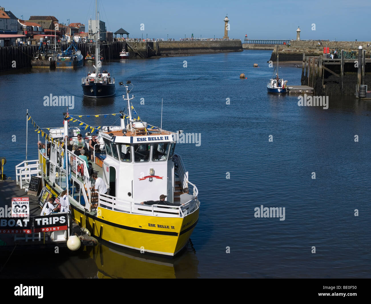 Les bateaux de plaisance Esk Belle ll et Specksioneer très occupé avec les touristes sur une amende mais journée calme à Whitby Harbour Banque D'Images