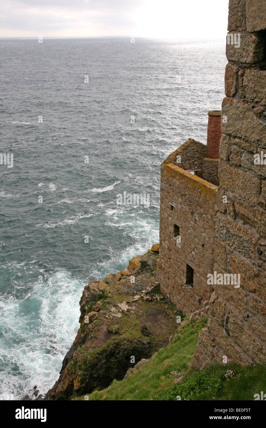 Mine de couronnes à Botallack ex-tin mine à Cornwall, Angleterre Royaume-uni près de Land's End Banque D'Images