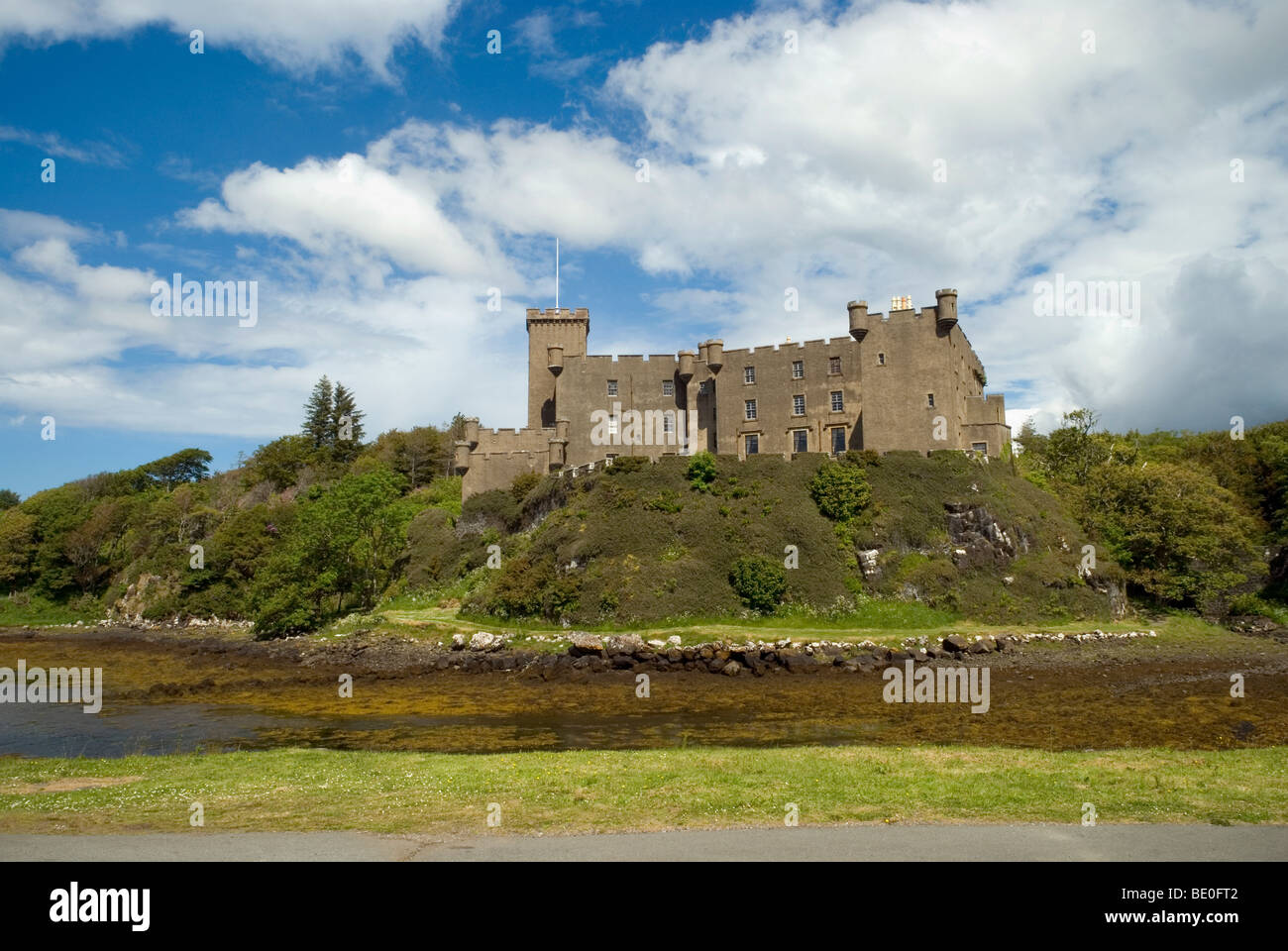 Château de Dunvegan sur un beau jour avec ciel bleu nuage mais certains vu que depuis une voie d'entrée venant de la loch Banque D'Images