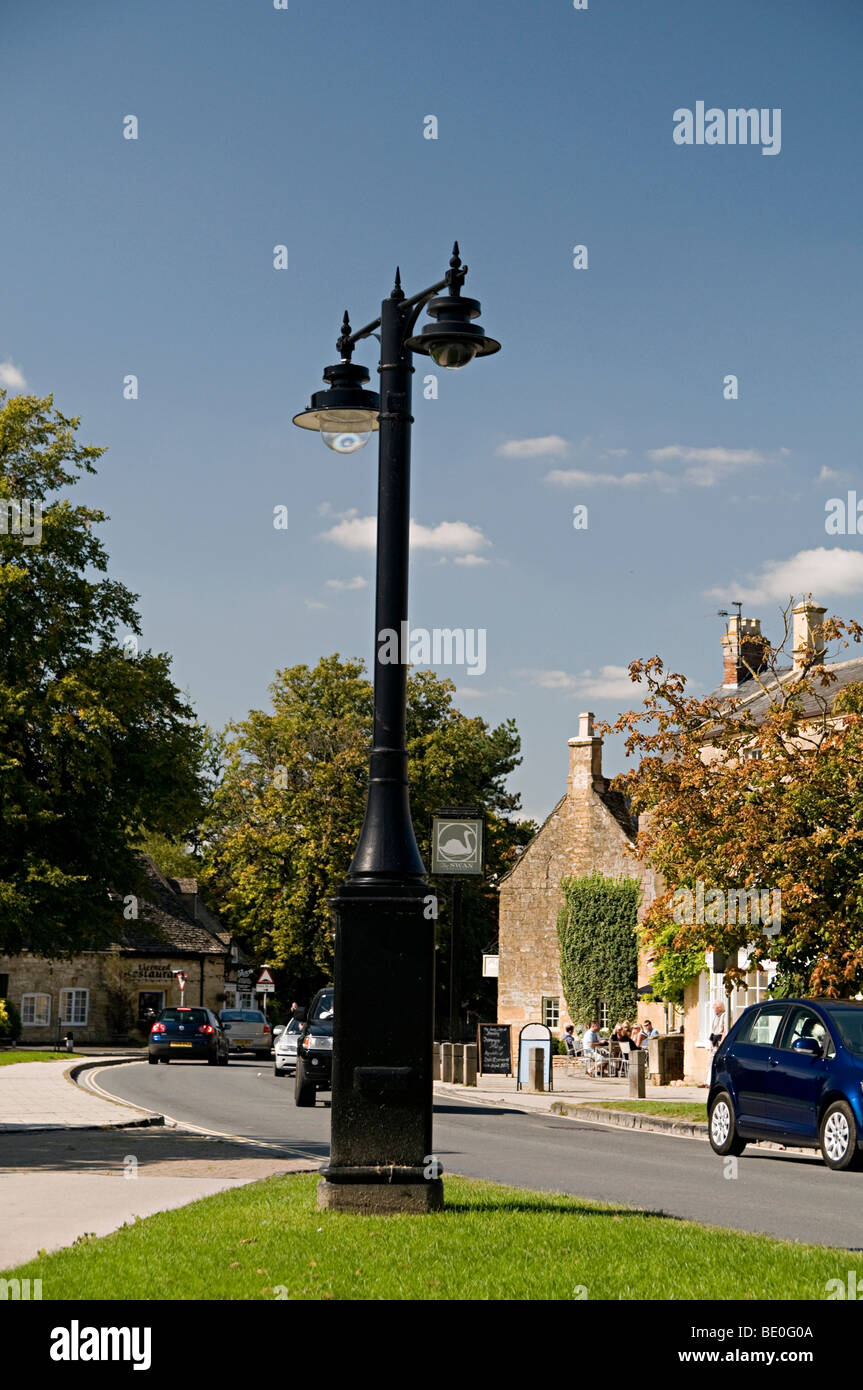 Caméra de surveillance sous la forme d'un lampadaire à Broadway dans les Cotswolds. Banque D'Images