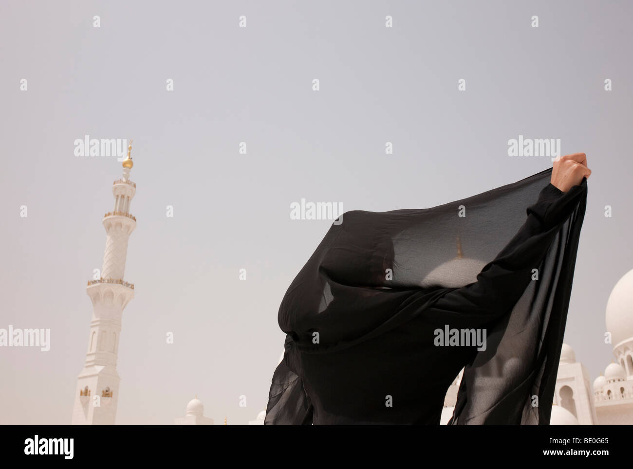 Woman black abaya en face de la plus grande mosquée DES ÉMIRATS ARABES UNIS. Banque D'Images